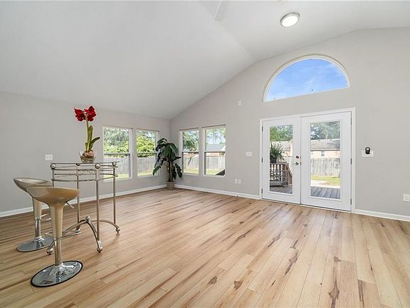 5th image of 537 Woodglen Dr