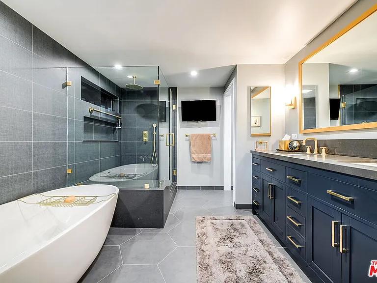 4635 Clybourn Ave — Photo 48