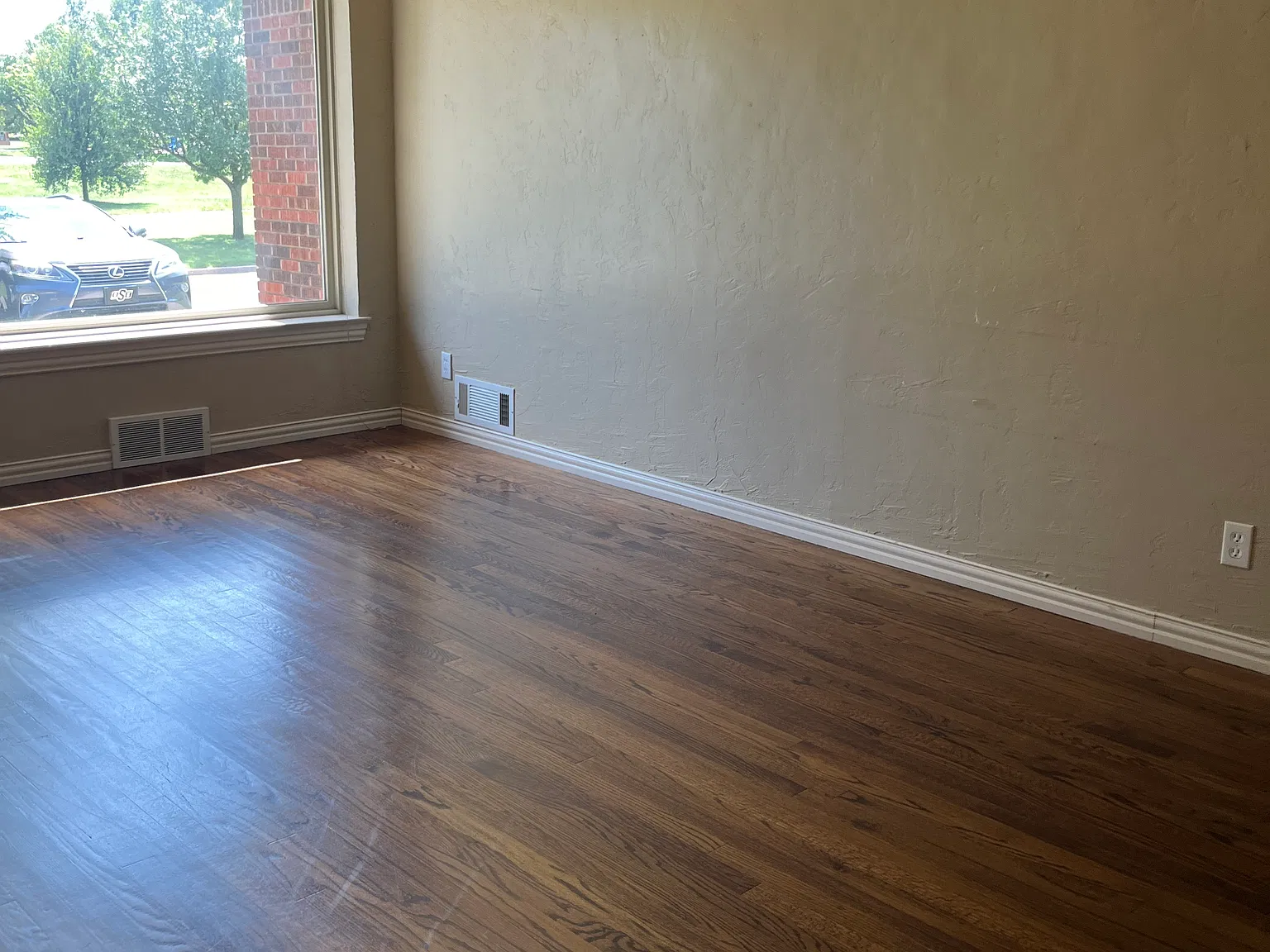 2 bed, 900 sqft, $1,350 — Photo 2