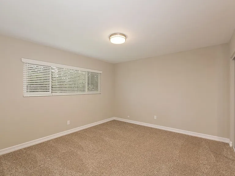 689 Tyrone St — Photo 16