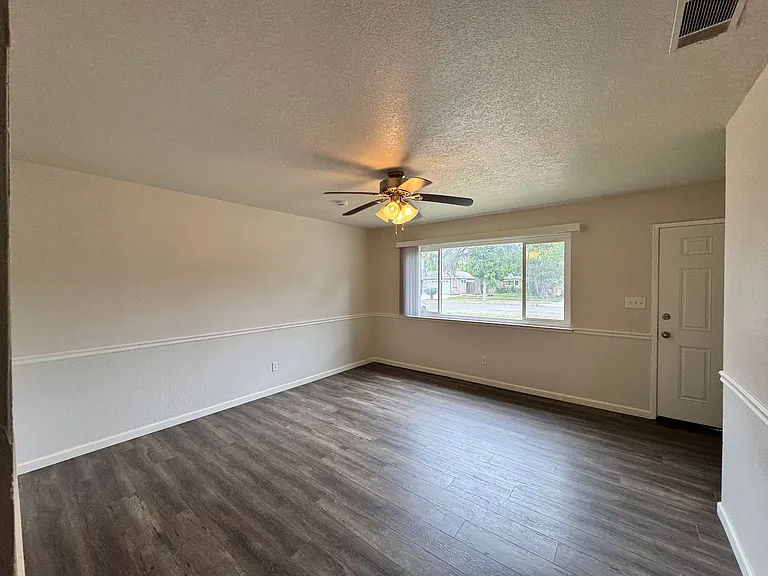 3115 W Santa Ana Ave — Photo 2