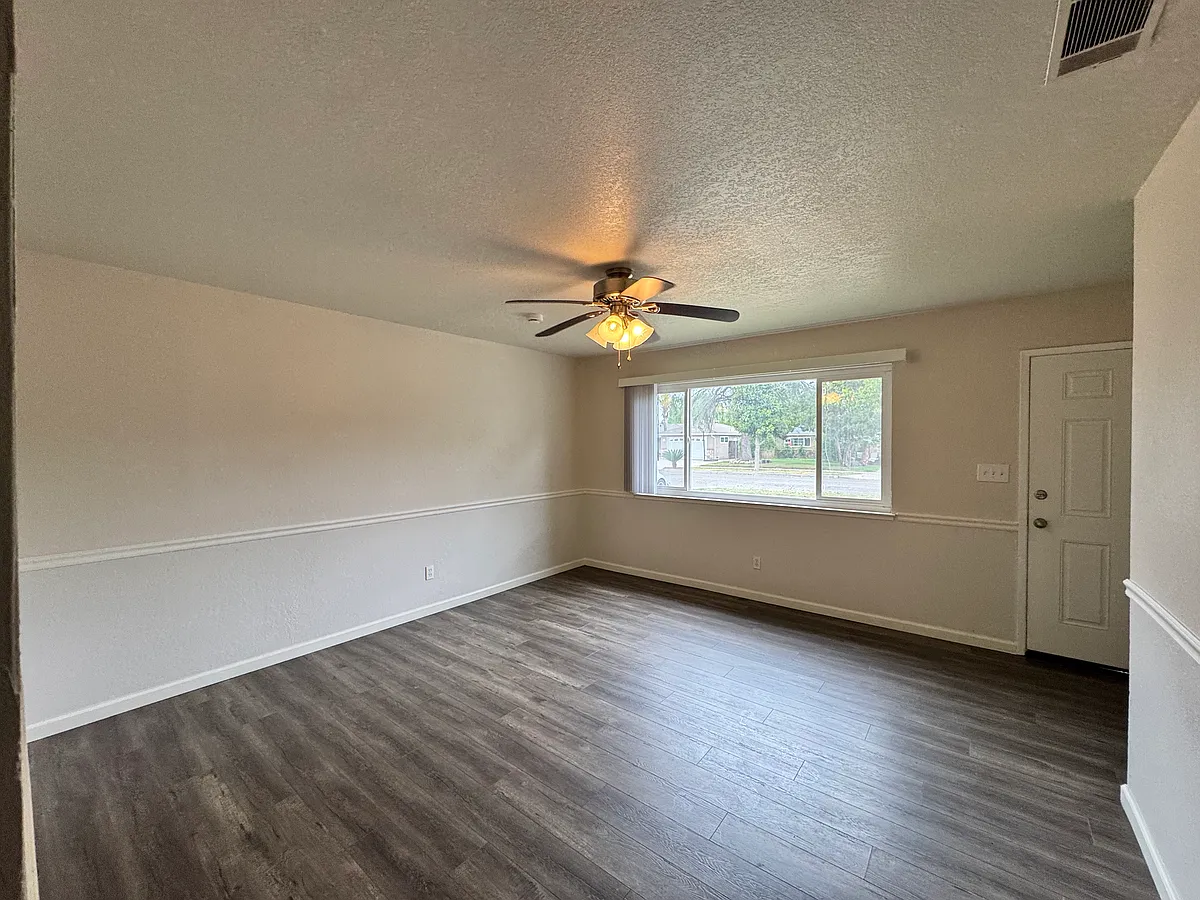 Building Photo - 3115 W Santa Ana Ave