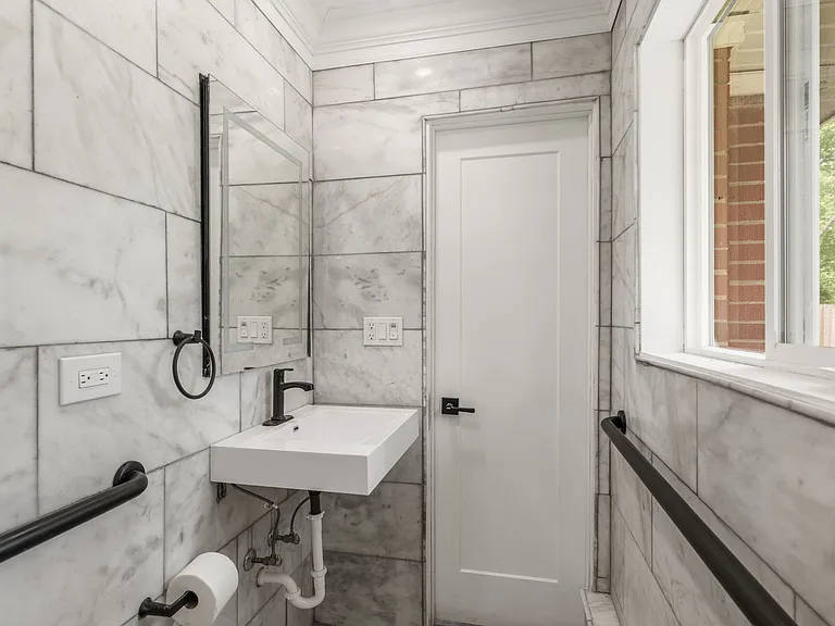 1010 W Elm St — Photo 8
