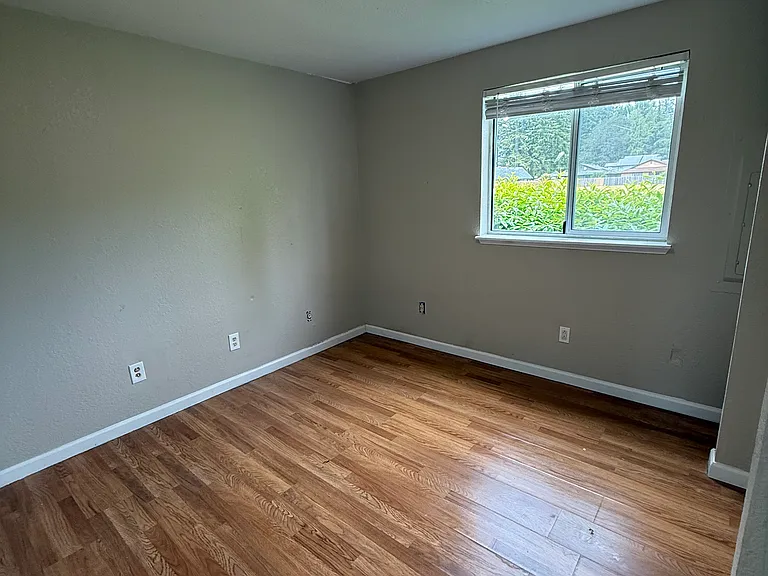 819 Hamelin Ln SE — Photo 4