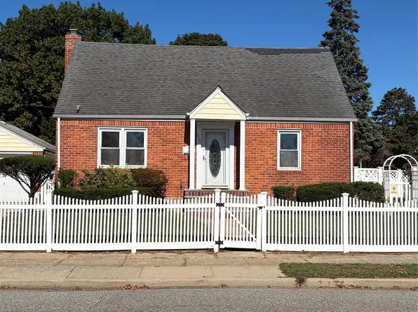 916 Center Dr, Franklin Square, NY 11010