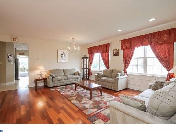 5th image of 128 Gaston Ln