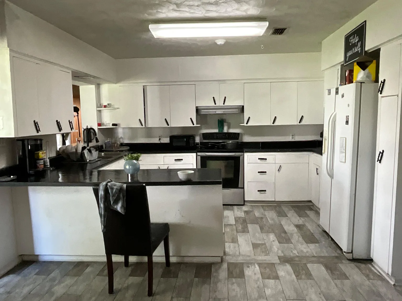 3 bed, 1.5 bath, 3000 sqft, $776 — Photo 4