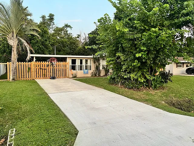 3405 Cambridge Dr — Photo 1