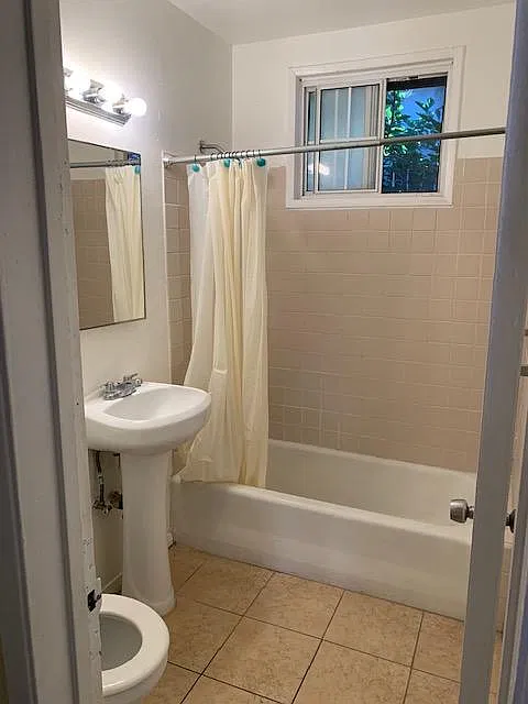 2709 3/4 N Leafdale Ave — Photo 3