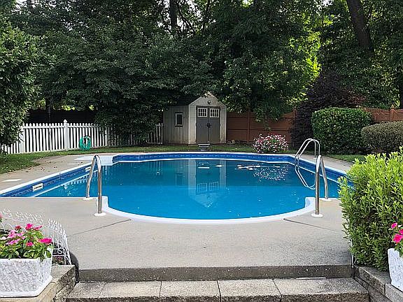 20x40 pool with loveseat