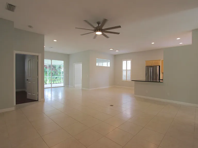 117 Hampton Cir — Photo 4