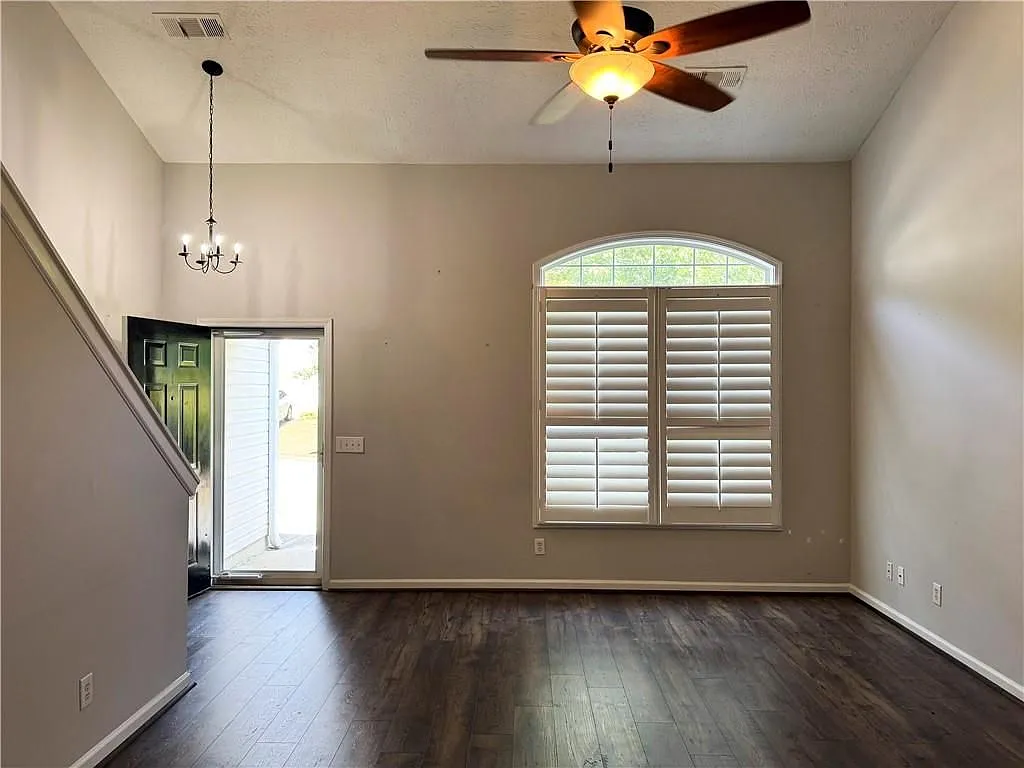 4 bed, 2.0 bath, 1876 sqft, $2,700 — Photo 3