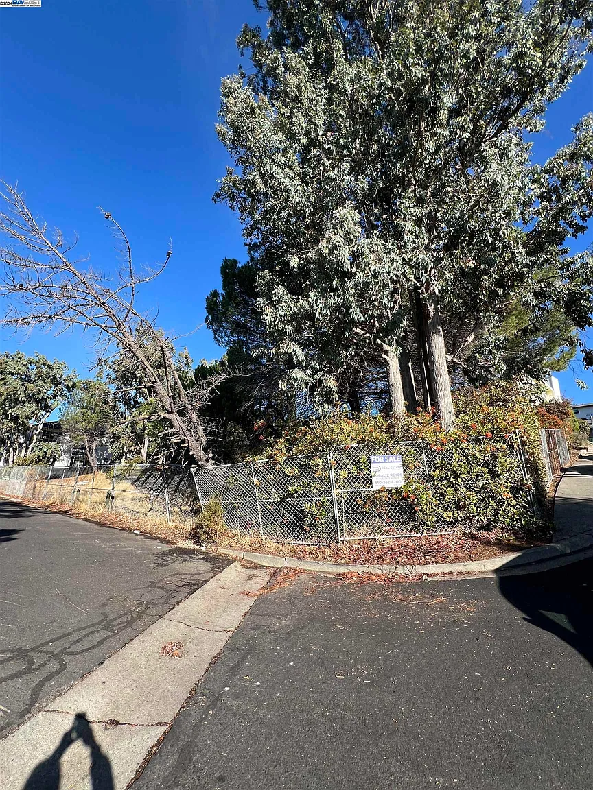 400 Appian Way photo 1