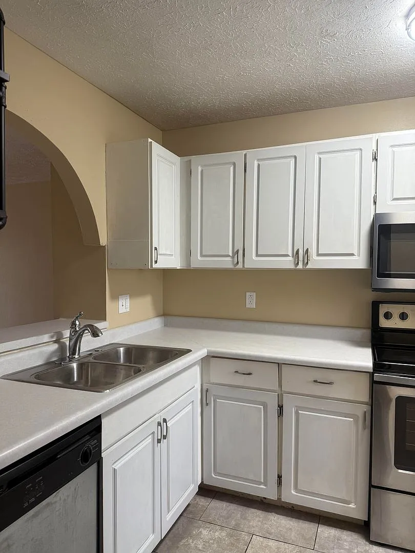 3 Bedroom/2.5 bath Townhome Located on Bloomington's Southside — Photo 3