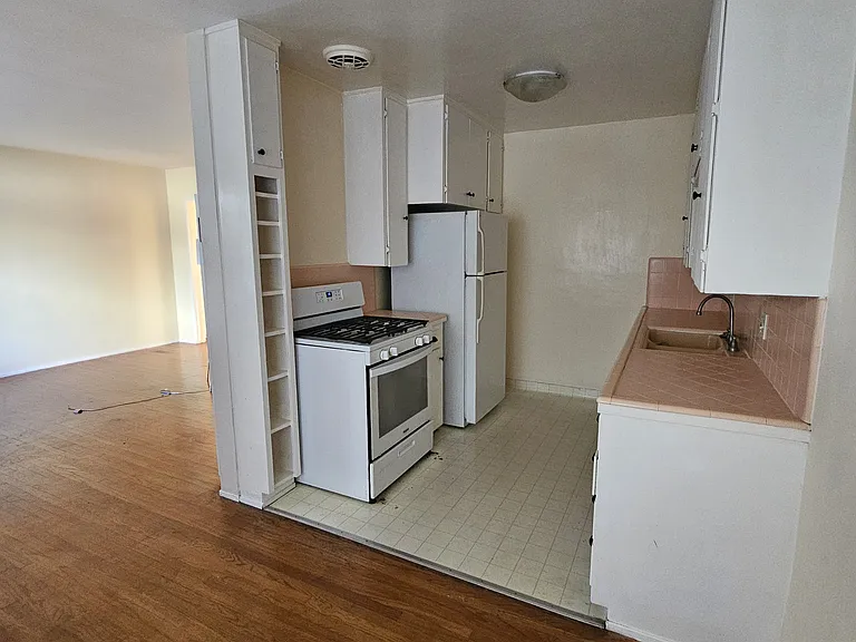1311 E 1st St #1 — Photo 4