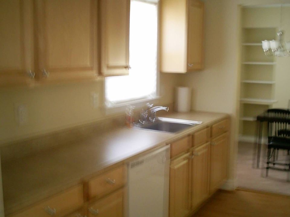 2nd image of 432 Charlevoix St