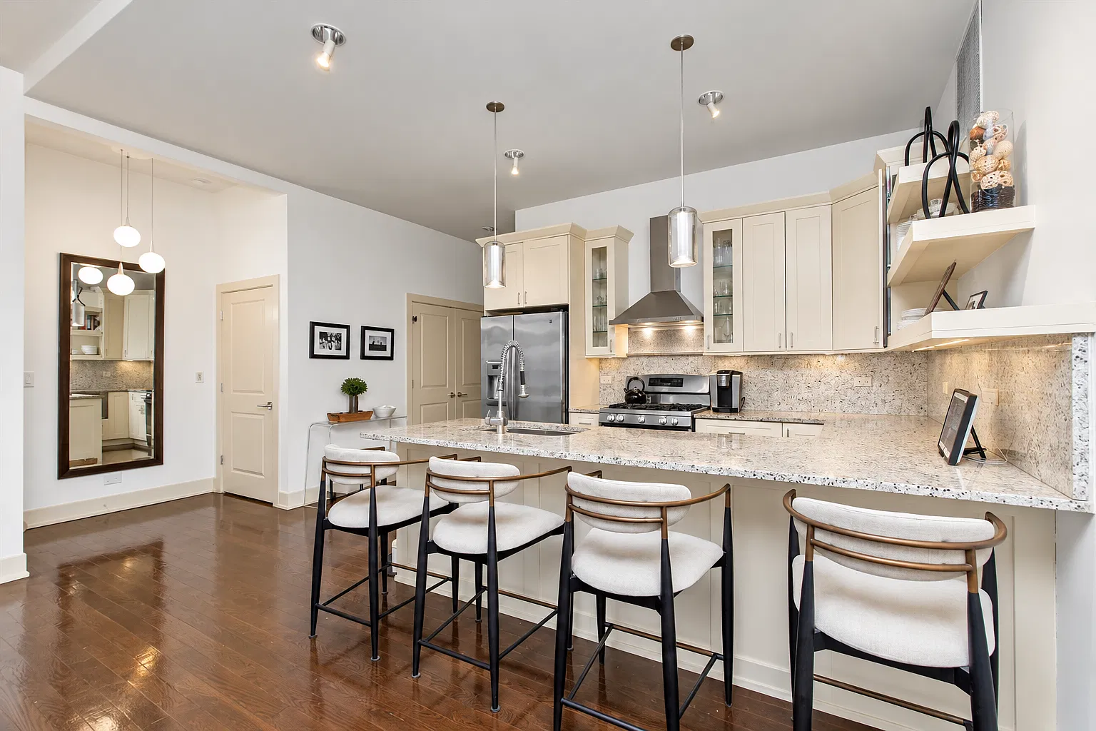 2 bed, 2.0 bath, 1400 sqft, $2,800 — Photo 3