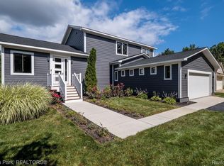 946 Dunreath St, Walled Lake, MI 48390