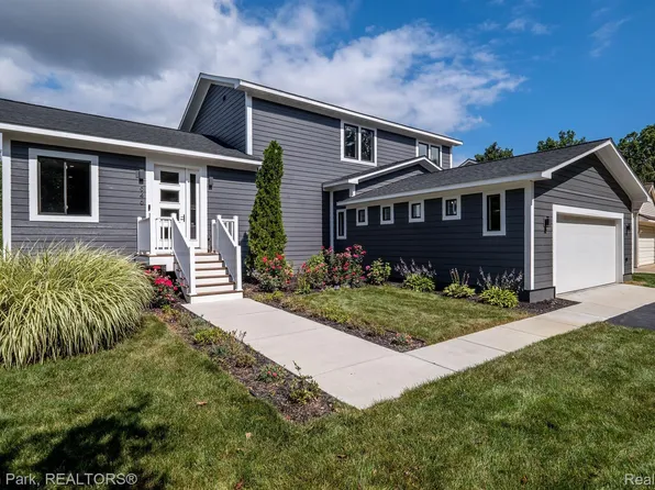 946 Dunreath St, Walled Lake, MI 48390