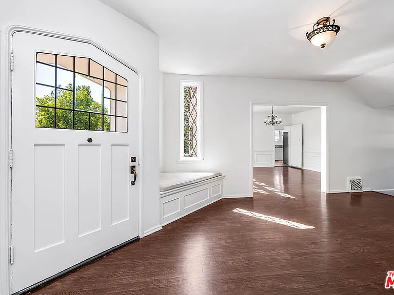 2441 Glendower Ave — Photo 8