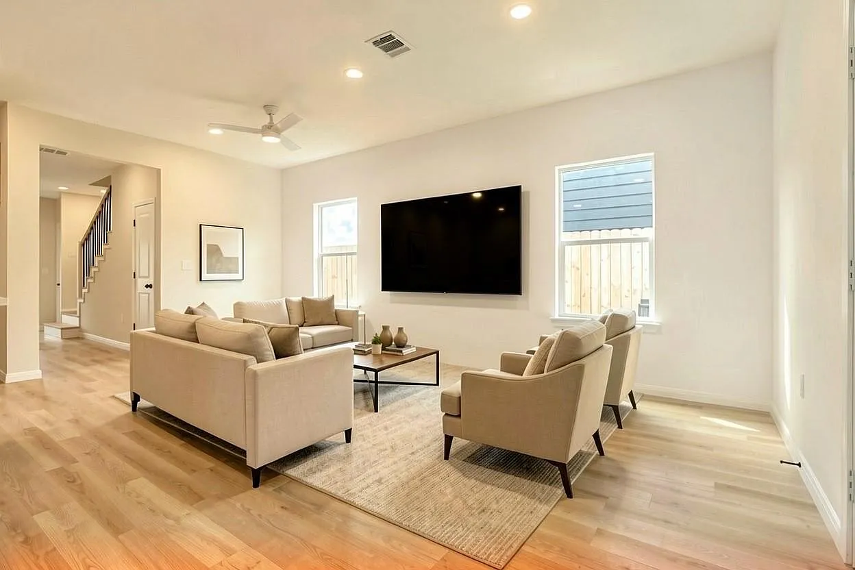 3 bed, 2.5 bath, 1813 sqft, $2,000 — Photo 1