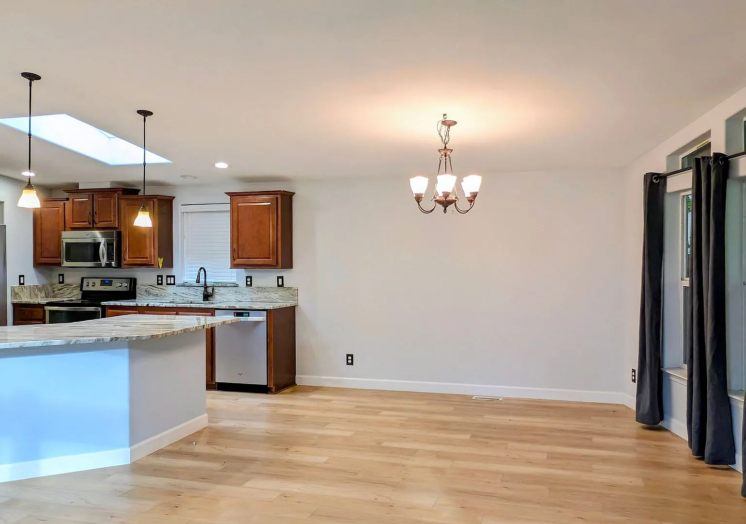 Bothell Thrashers Corner 2 Bedroom Rambler with office & hobby room — Photo 4