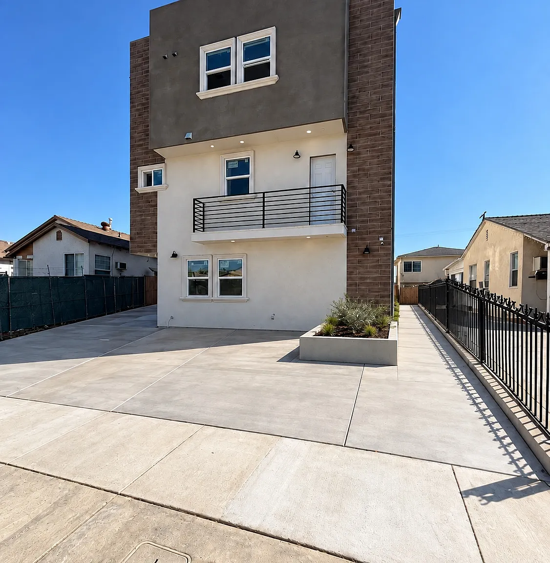 2466 Iowa Ave — Photo 2