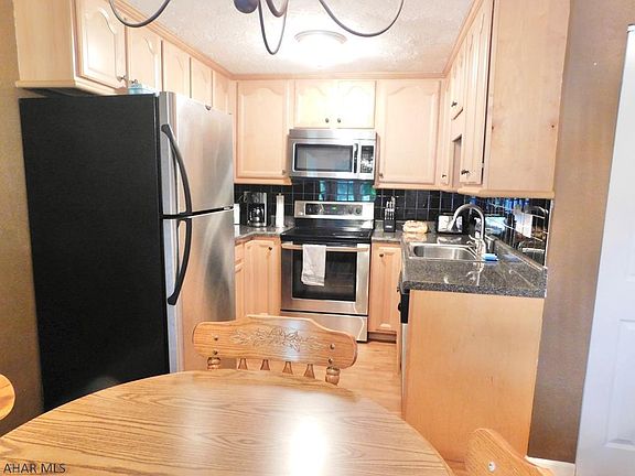 4th image of 389 Devon Dr
