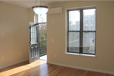 3rd image of 322 W 138th St