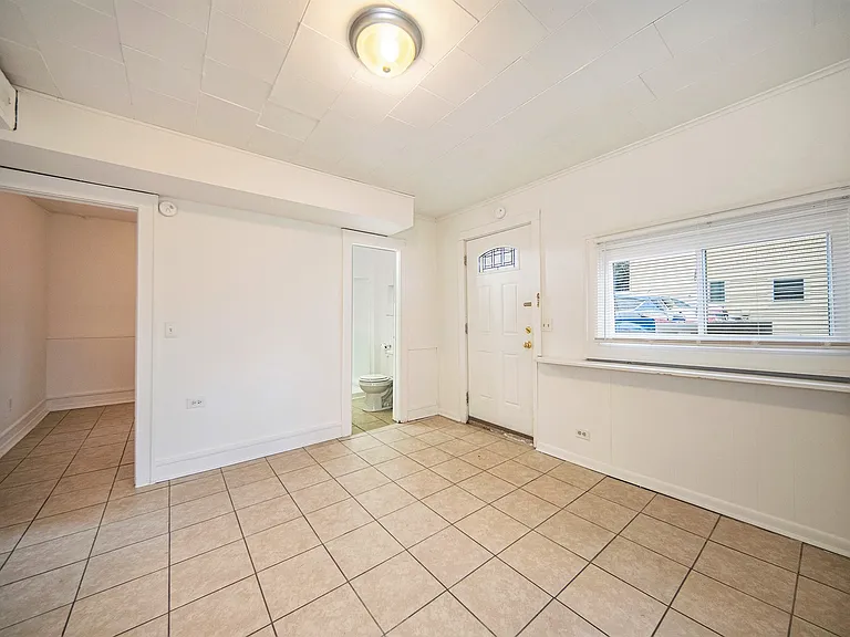 401 Pauline Cottage #COTTAGE — Photo 2