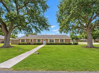 1000 Grove Dr, Angleton, TX 77515