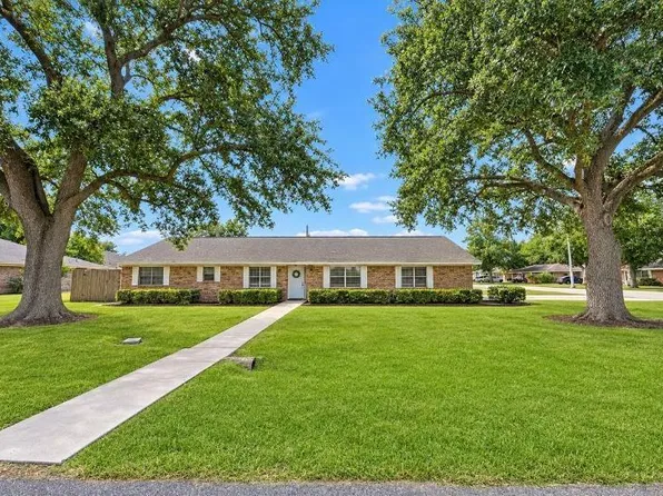 1000 Grove Dr, Angleton, TX 77515
