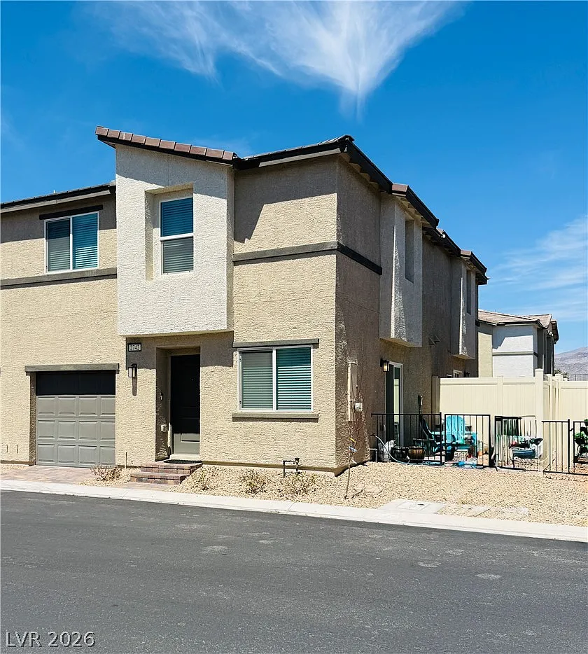 2 bed, 2.0 bath, 958 sqft, $1,950 — Photo 2