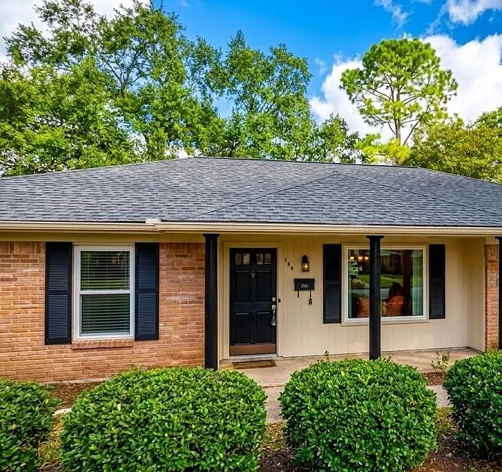 3 bed, 2.0 bath, 1843 sqft, $2,400 — Photo 2