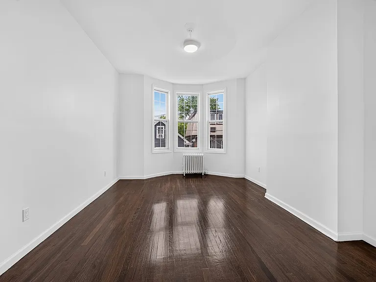 210 36th St #3L — Photo 3