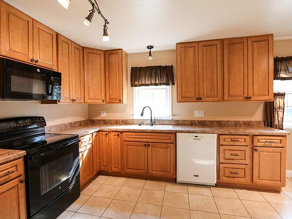 4th image of 33 Maple St