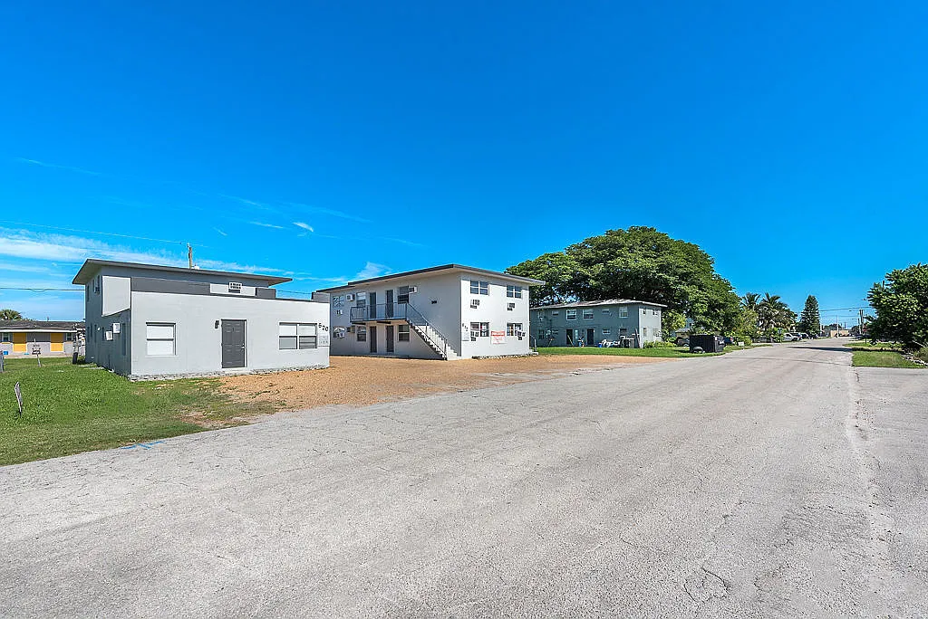 620 SW 6th St — Photo 3