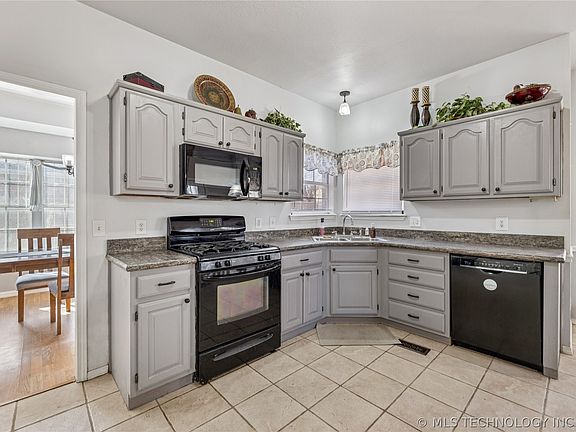 3rd image of 1204 N Willow Ave