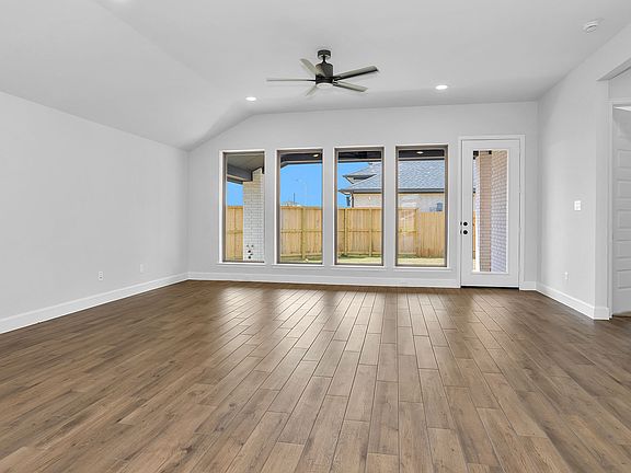 3rd image of 5218 Momo Ln