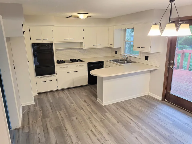 142 Moray Dr — Photo 3