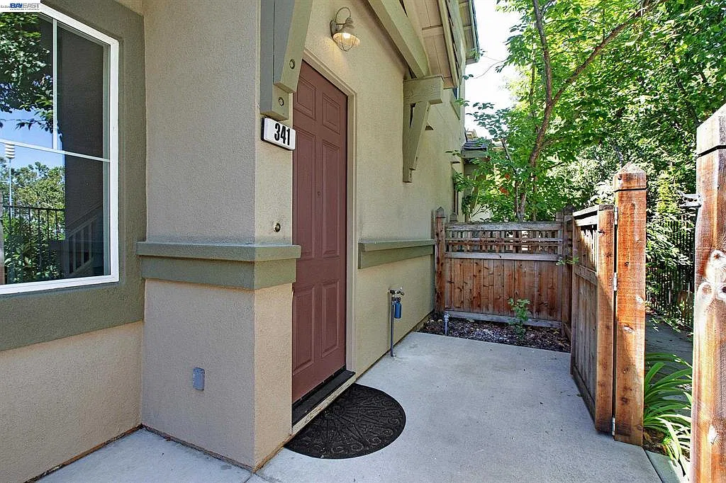 3 bed, 1243 sqft, $4,095 — Photo 2
