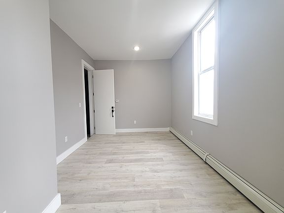 4th image of 404 Baldwin Ave #2L