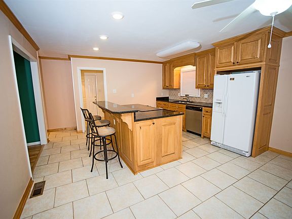 4th image of 140 Carter Woods Dr