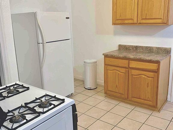 Full Kitchen, Stove, Refrigerator, Microwave and Keurig Coffee Maker