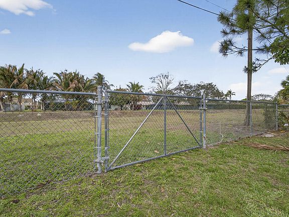 3rd image of 749 W Rambling Drive