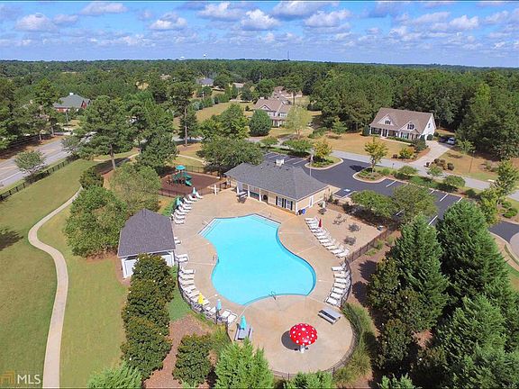 4th image of 460 Persimmon Dr