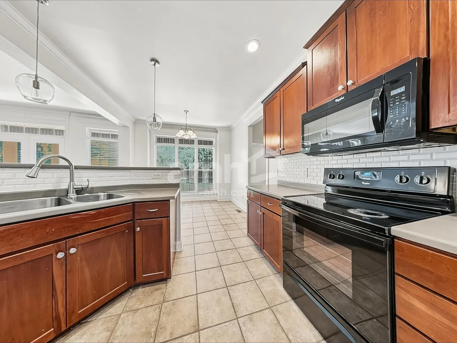 4 bed, 2.5 bath, 2763 sqft, $2,800 — Photo 4