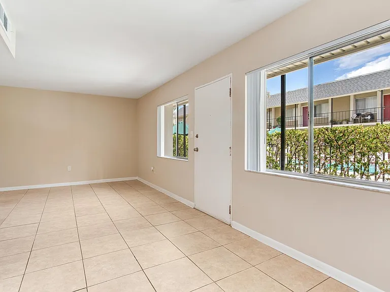 Chateau Apartments — Photo 40