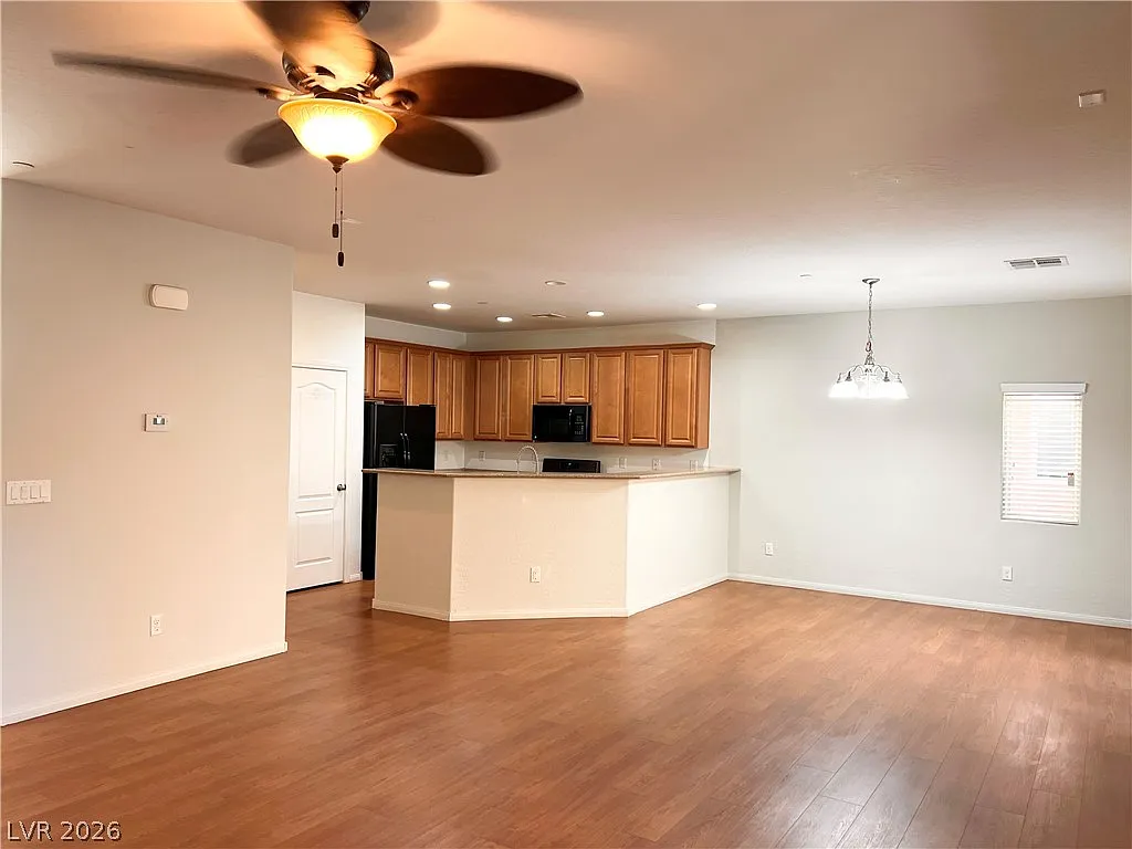 4 bed, 2.5 bath, 1916 sqft, $2,400 — Photo 2