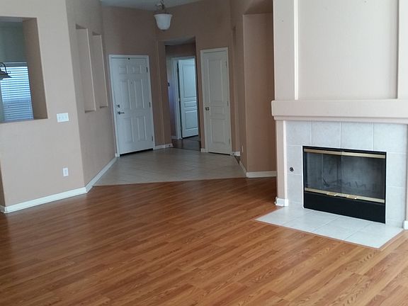 4th image of 300 Oriole Ln